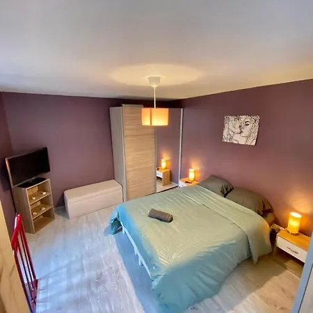 Agreable Maison De Ville Dans Petit Village Auvergnat Corent Buitenkant foto