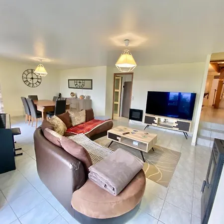Agreable Maison De Ville Dans Petit Village Auvergnat Corent Buitenkant foto