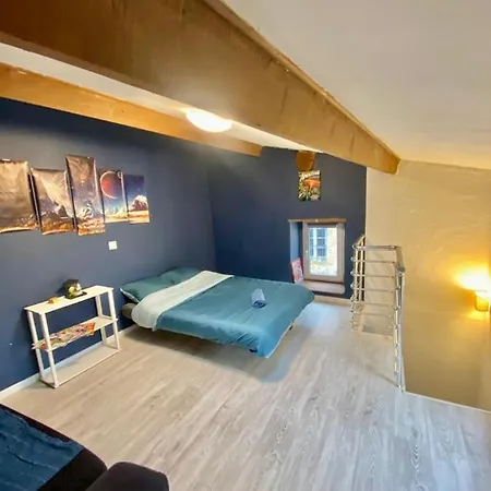 Agreable Maison De Ville Dans Petit Village Auvergnat Corent Buitenkant foto