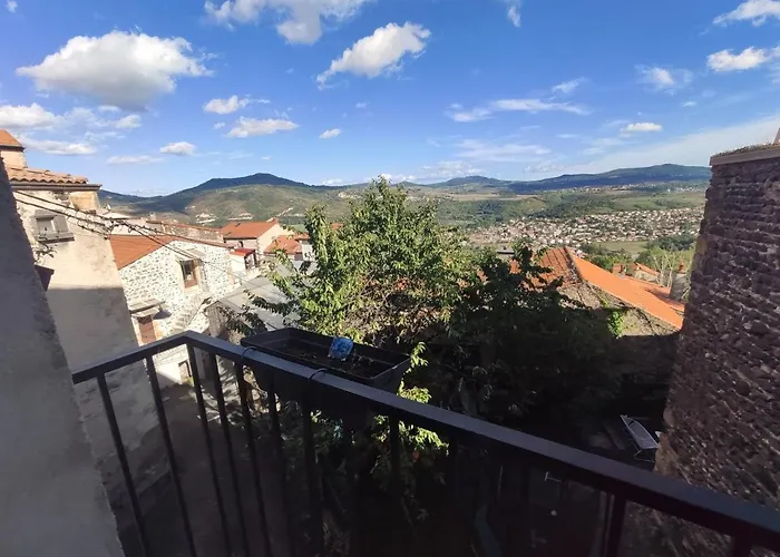 Agreable Maison De Ville Dans Petit Village Auvergnat